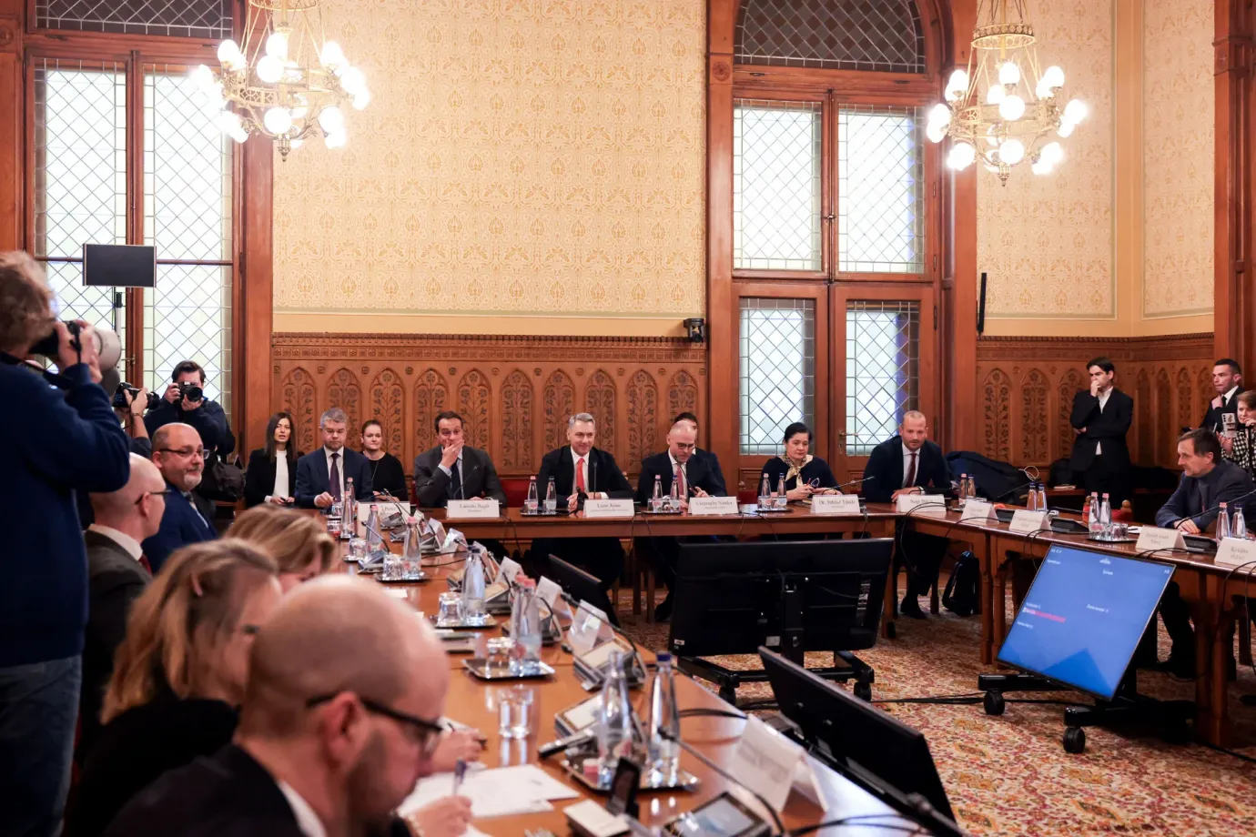 Február 20-án adhatják át a Budapest–Belgrád-vasútvonalat, mondta Lázár a parlamenti meghallgatásán