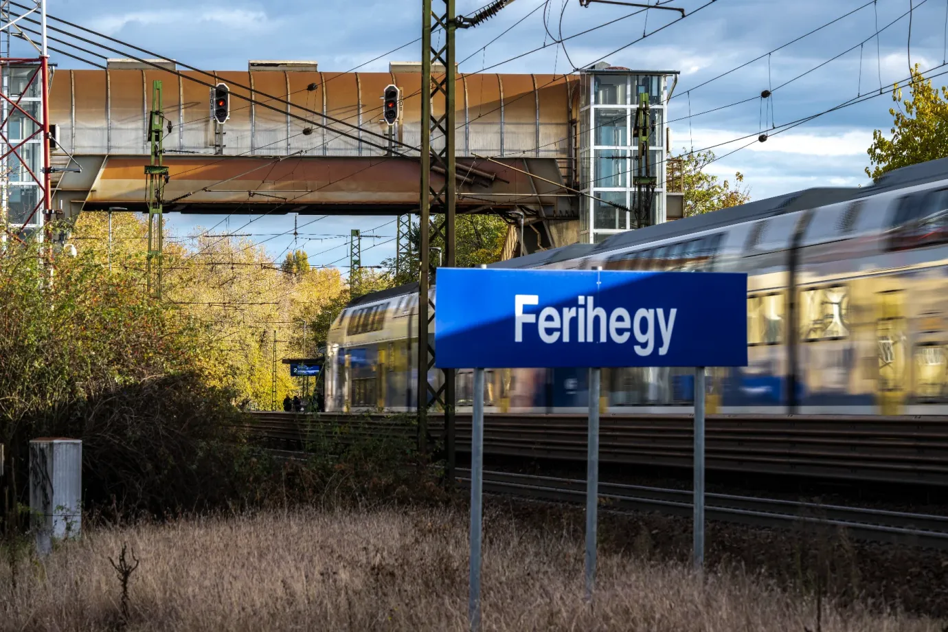 Megtudtuk a reptéri vasúti koncesszió részleteit: még a választások előtt kiválaszthatják a győztes magáncéget