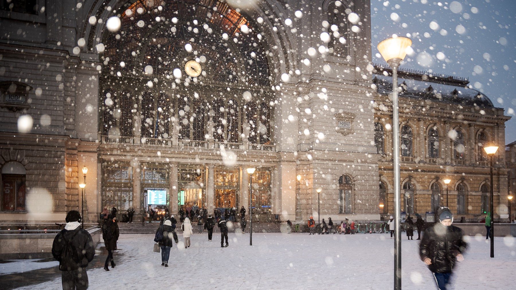 Lázár János jelentette: országszerte havasak az utak, de a vasút „tartja magát”