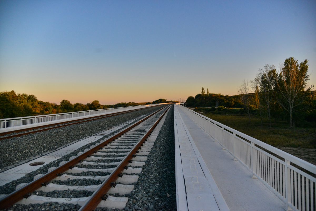 Figyelmeztetés adtak ki a Budapest–Belgrád-vasútvonalról, erre készüljön a lakosság: hosszú időre lezárják a sorompókat, 160 kilométer/órával száguldhatnak keresztül a vonatok az átjárókban