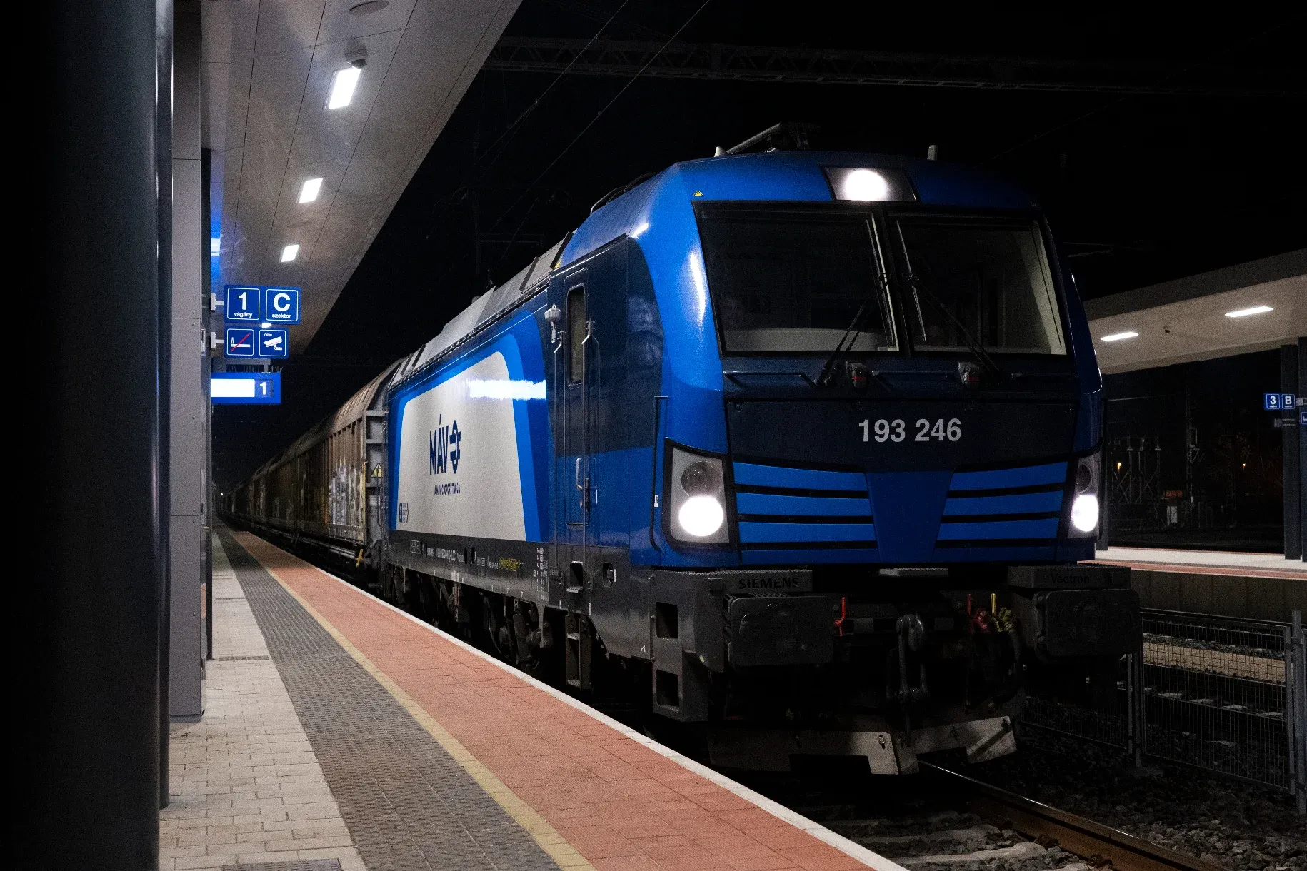 Napi hat tehervonat használja az ezer milliárdból felújított Budapest–Kelebia-vonalat