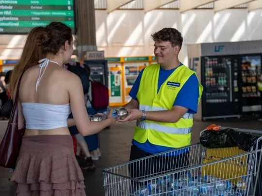 Ingyenes vízosztás és vízvételi lehetőségek a vasút- és buszállomásokon a hőségriasztás idejére
